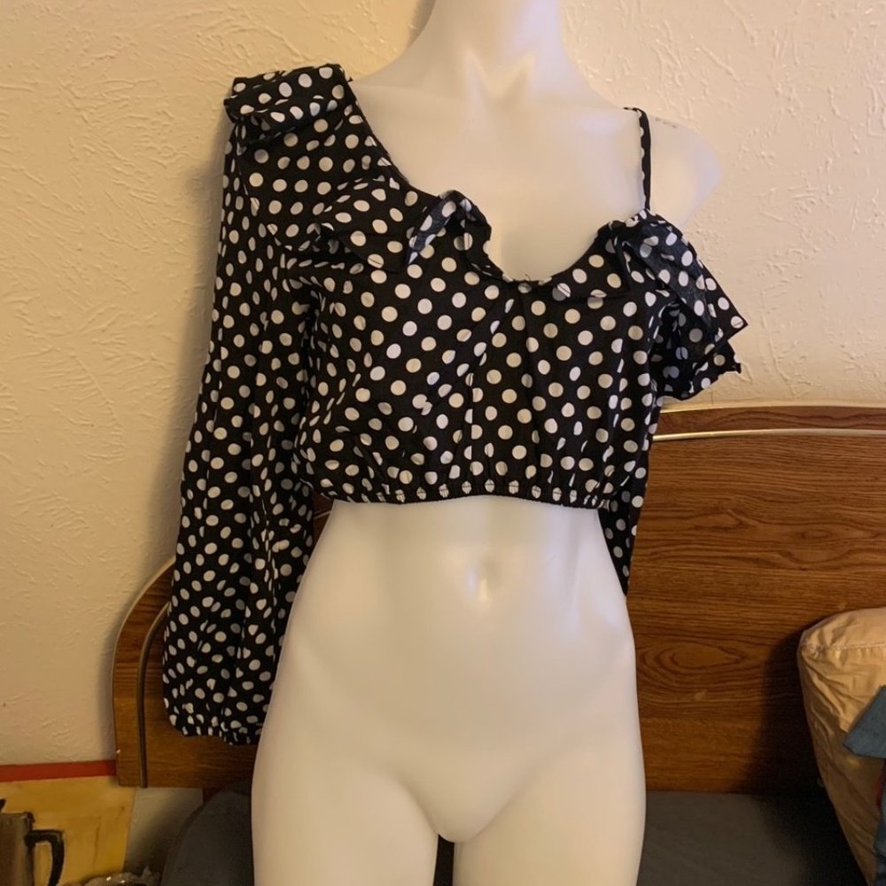 Black and White off the Shoulder crop topby Etophe